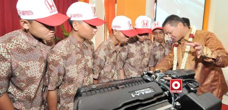 Tomoki Uchida, Presdir HPM(kanan) memberikan penjelas tentang teknologi mesin Honda kepada perwakilan siswa SMKN 10 Malang