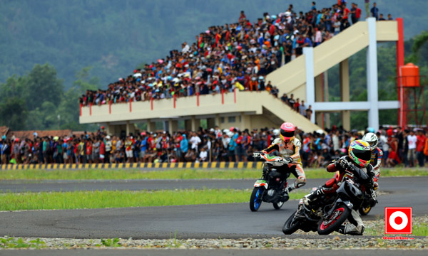 Ribuan Penonton berjubel di tribun