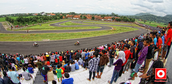 penonton berjubel disisi lintasan