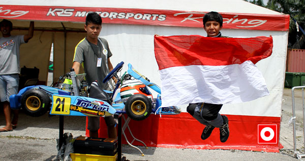 Luapan kegembiraan Akmal saat menangi jelas Junior Rotax Invitational race 2015 Malaysia