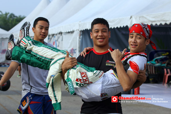 David mendapat ucapan selamat dari rekannya