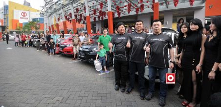 (ka-ki) Wendy Miharja (GM HSC), Ang Hoey Tiong(Presdir HSC), dan Rudi Surjanto(Director HSC) foto bersama didepan Honda HR-V setelah diserahkan kepada 23 pembeli pertama