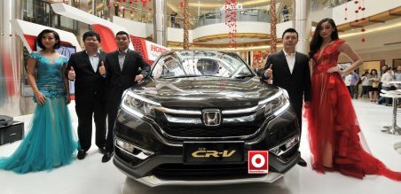 Rudy Surjanto, Director HSC(kiri), bersama Ang Hoey Tiong, Presdir HSC(dua kiri) didampingi Wendy Miharja, GM HSC(kanan) saat melaunching All New Honda CR-V