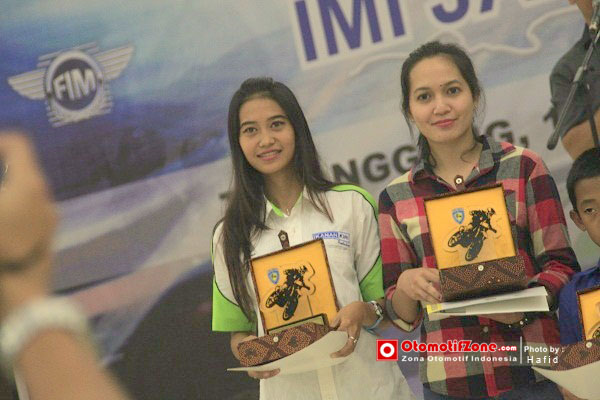 Diana Crystal L dan Nadia Citra. Atlet wanita terbaik cabang balap motor dan balap mobil.