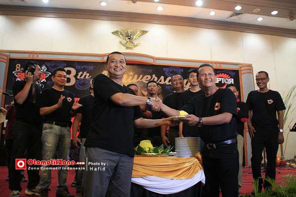 Pemotongan tumpeng oleh Pak ketua, Bogi Isprapto.