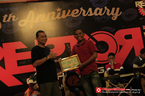 Penyerahan piagam dari Great Cornering Team Solo kepada Reptor.