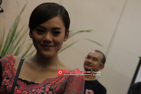 Rosa Idol, bintang tamu di acara 8th Annversary Raptor.