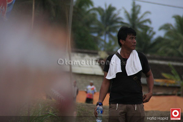 Pak Bonjrot, penerangan masih kurang.