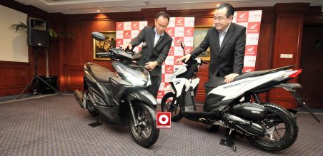 (ki-ka) Dendy Sean(Direktur MPM bersama Suwito(Presdir MPM)  meninjau Vario 150 eSP