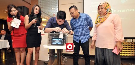 Demo Nanoe Technology dengan meletakkan kain yang berbau rokok, dalam 3 menit kain tidak berbau rokok.