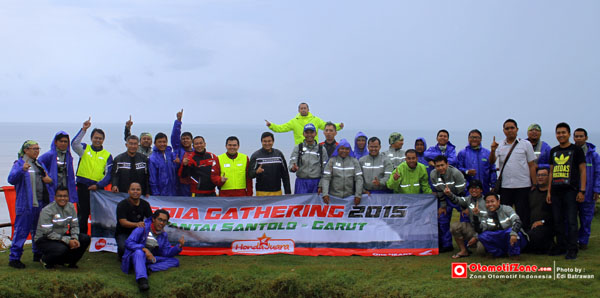Rehat sejenak menyaksikan deburan ombak pantai Ranca Buaya garut