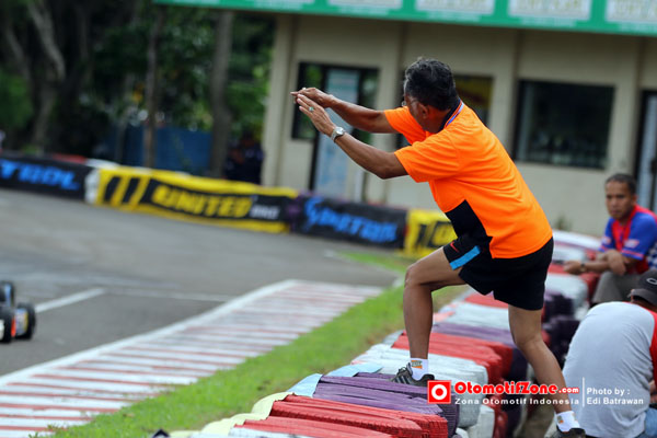 memberi semangat pembalap belia saat anak didikny berlaga