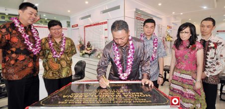 President Director PT HPM, Tomoki Uchida menanda tangani prasasti