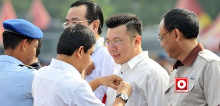 Menteri Pendayagunaan Aparatur Negara Reformasi Birokrasi, Yuddy Chrisnandi, menyematkan Pin Pelopr Keselamatan Berlalu-lintas kepada GM HSC, Wendy Miharja
