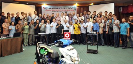 Peserta Sarasehan Guru SMK foto bersama sebelum acara dimulai 