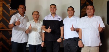 Rifat Sungkar diapit para instruktur profesional (dari kiri ke kanan) Norman Syam, Nugroho Respati, Andre Gusasi, Hasnul Arifin