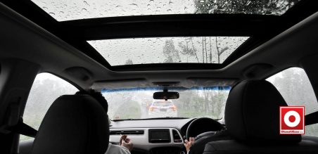 Panoramic Sunroof memberikan sensasi berkendara yang berbeda