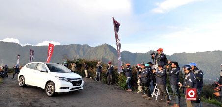 Awak media mengabadikan Honda HR-V menjelang sunset di Mentigen, Bromo