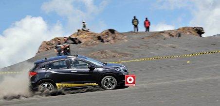 Honda HR-V Prestige tetap mudah dikendalikan saat melibas lautan pasir
