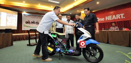 Dendy Sean(kiri) menjelaskan New Honda BeAT eSP cutting product kepada beberapa perwakilan guru SMK