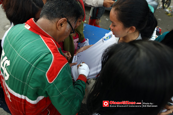 dikerubuti Fans saat eksibishi gokart Muara Teweh