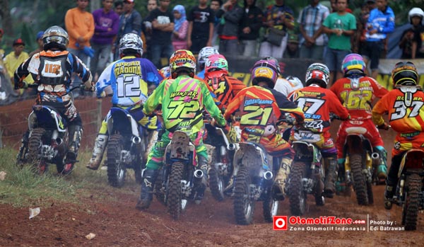 pembalap berebut masuk tikungan pertama