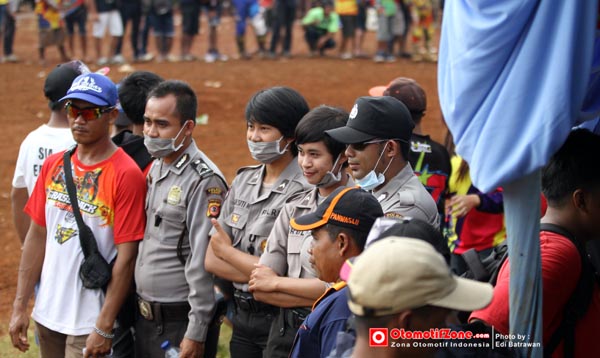 Polisipun lalai bertugas, malah lebih asyik selfie