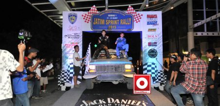 Billy Putranda bersama navigator Suksa Putra saat menyentuh garis finish