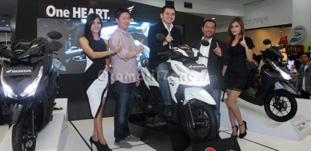 Andi Wijaya (Coordinator ATL & BTL AHM), Lerri Gunawan (General Manager Motorcycle Sales, Marketing & Logistic DAM), dan Demmy Firmansyah (Sub Dept. Head Promotion DAM)