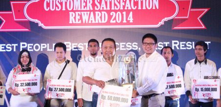 Ferdy Sukmawidjaja (Kanan) memberikan penghargaan kepada Djoko Arman Chandra (Kiri) pemilik AHASS Sukses Motor Bandung sebagai AHASS Terbaik di Jabar