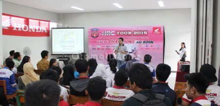 Aldea Henry berikan pengetahuan safety riding