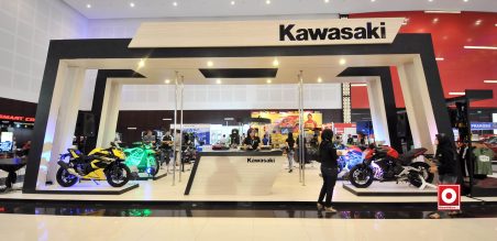 Stand Kawasaki saat mengikuti Surabaya Motor Show beberapa waktu lalu