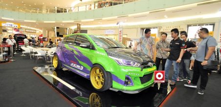 Rahmat Samulo, Marketing Director PT Toyota Astra Motor(kiri) berbincang dengan salah satu peserta YSO di Ciputra World Surabaya