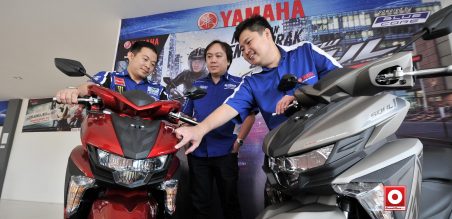 Sang Hong, Deputy Director STSJ(kiri) bersama Agung Mundi, GM Sales & Manager STSJ (kanan) sat melaunching All New Soul GT