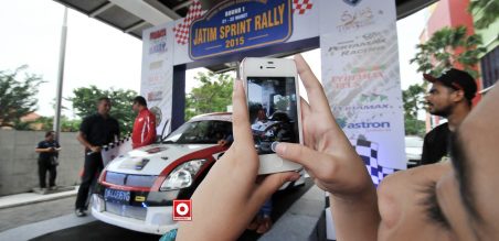 Suasana Cheremony Start peserta Jatim Sprint Rally seri 1 dilakukan di Surabaya Town Square (Sutos), Jumat (20/3)