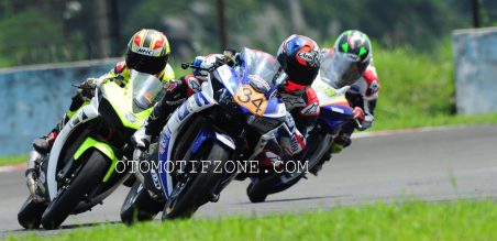 Imanuel Pratna Yamaha Yamalube Indoprom Racing Team(34) bersaing ketat dengan beberapa pembalap