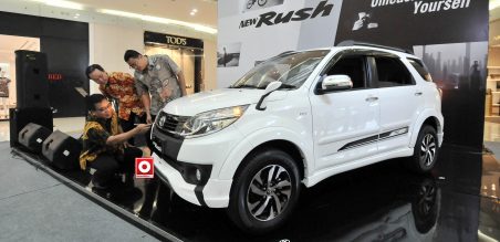 New Toyota Rush saat dilaunching di Ciputra World Surabaya, Jumat (20/3)