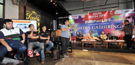 Peserta mempresentasikan mobilnya kepada para jurnalis