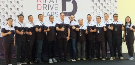 Rifat Sungkar bersama tim Rifat Drive Labs