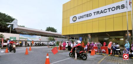 Para peserta malkukan praktik langsung bagaimana berkendara yang benar dan aman