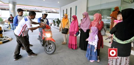 Tim Safety riding MPM memberikan contoh teknik berkendara kepada peserta pelatihan