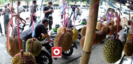 Sebelum perjalanan pulang, tim mencicipi buah durian kota Kediri yang terkenal mantab