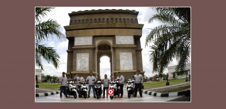 Tim foto bersama di ikon kota Kediri
