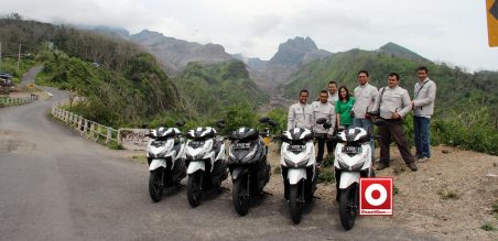 Tim foto bersama dengan background Gunung Kelud, Kediri