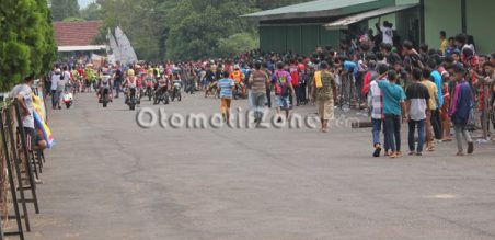 penonton yang bandel masuk ke area yang tidak diperuntukkan untuk penonton
