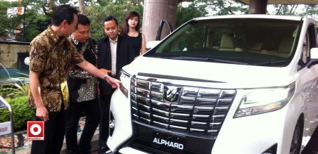 Operasional Manager Auto 2000 wilayah Jatim, Bali Nusra, Hendra Purnawan (kiri), dan Branch Manager Auto 2000, Iksir Immanuel Thouby(tengah) melihat All New Alpard saat peluncuran di Surabaya