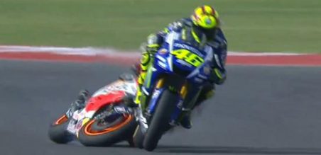 Insiden Senggolan Rossi vs Marquez di lap 23 tikungan kelima