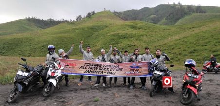 Tim foto bersama di Bukit Savana, Bromo