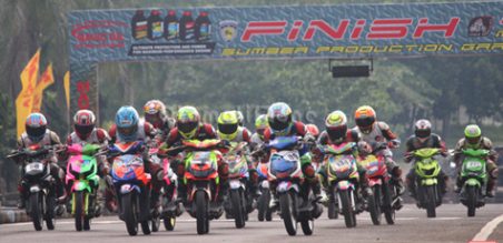 Pertarungan sengit para pembalap pemula di Matic Race Mavic Oil Sumber Production 2015