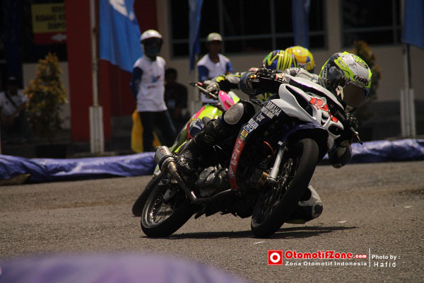 Yamaha Jupiter Z1. Sudah mengancam di trek dadakan.